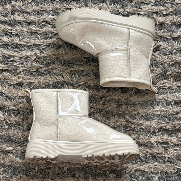 Steve Madden Cream Ankle Boots with Water-Proof Clear Cover Design, Size 6 - Picture 3 of 9